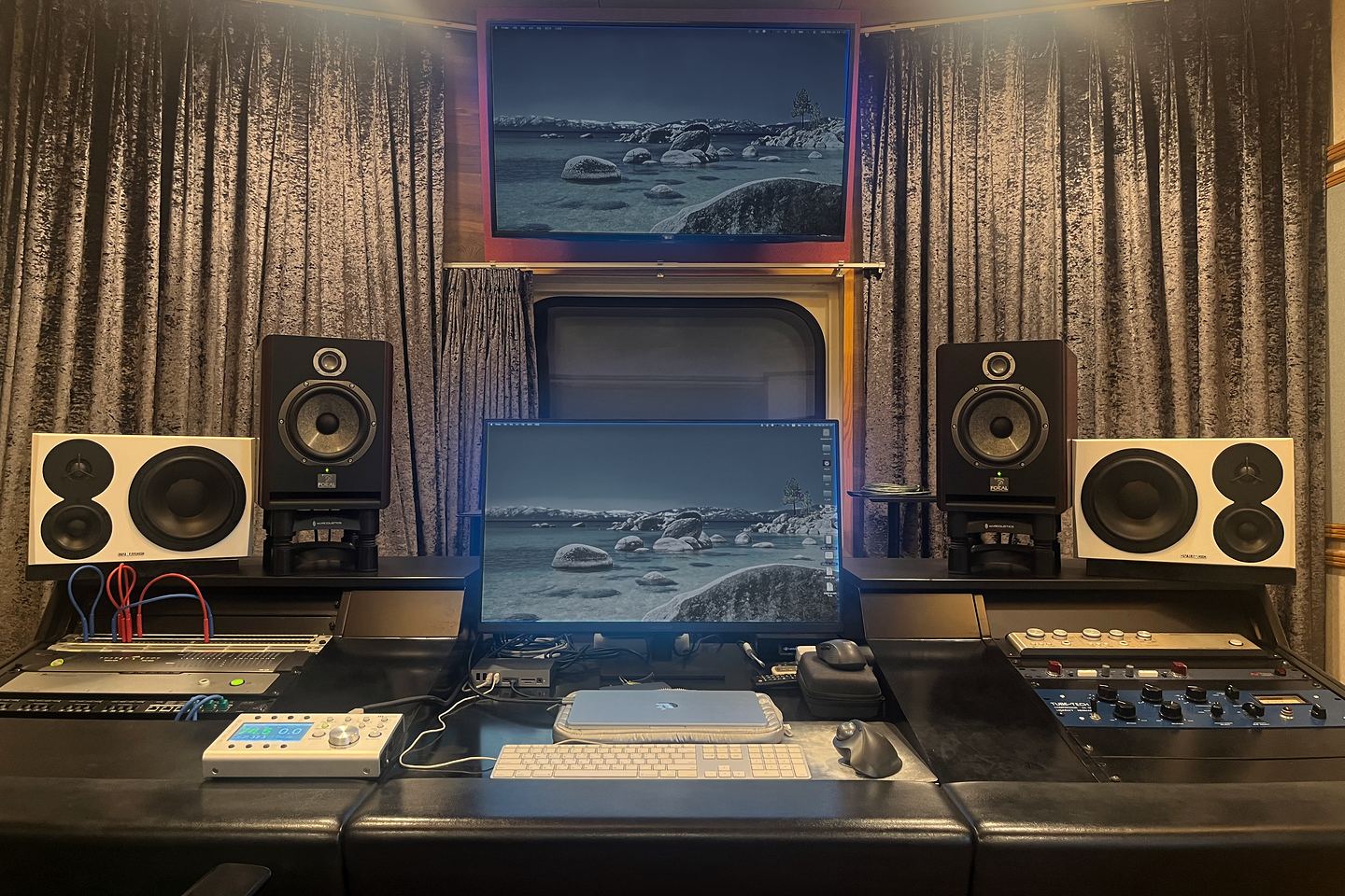 ML Music Studio 컨트롤룸: 모니터 스피커 네 대와 화면, 책상